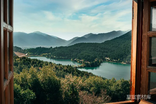 透过窗户看的一片湖景