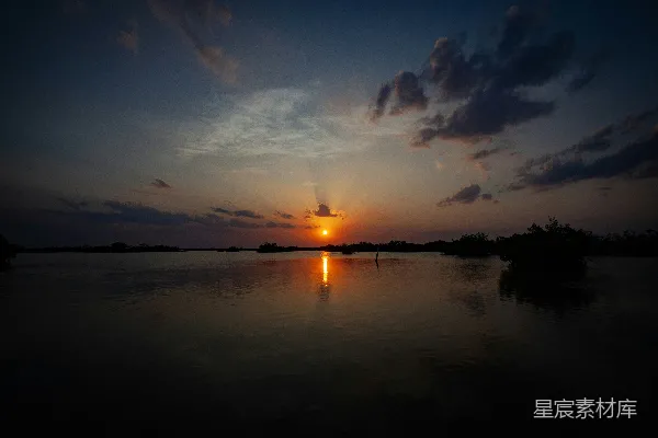 夕阳落下在一片水域之上