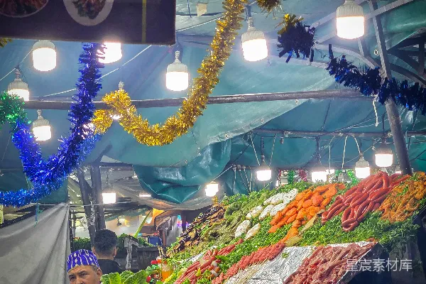 色彩鲜艳的肉类和蔬菜小摊。
