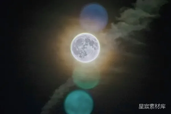 夜空中透过云层看到的一轮满月