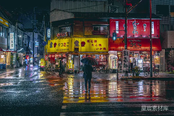 街边雨中撑伞的人