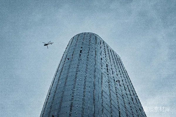 一座非常高大的建筑上有直升机在天空中飞行。