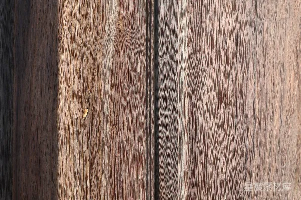 高清摄影 阳光和阴影映照下的风化木材纹理特写