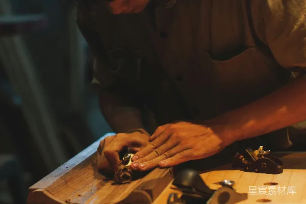 高清摄影 木匠用工具打磨木制物体