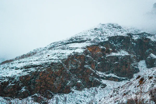 覆盖着白雪的山峦被云环绕著