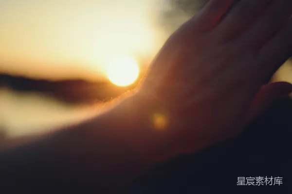 伸手向西落的太阳