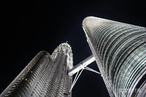 紧挨着的一 Couple of tall buildings。