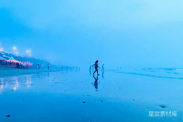 几个行人正走在湿漉漉的海滩上