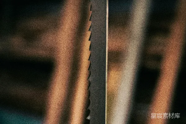 高清摄影 一张木头上的锯片特写照片