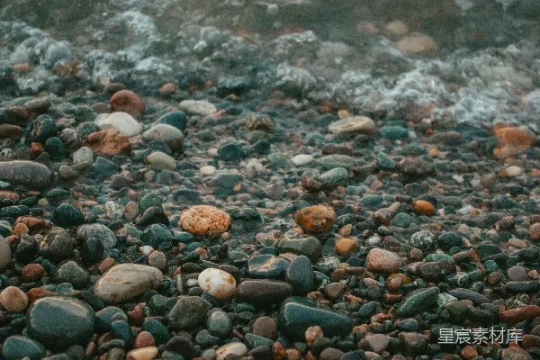 海滩上一堆岩石