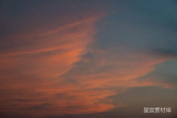 天边的夕阳挂着几朵云彩