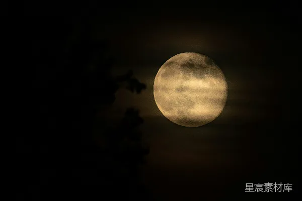 满月被夜空中云层部分遮挡。