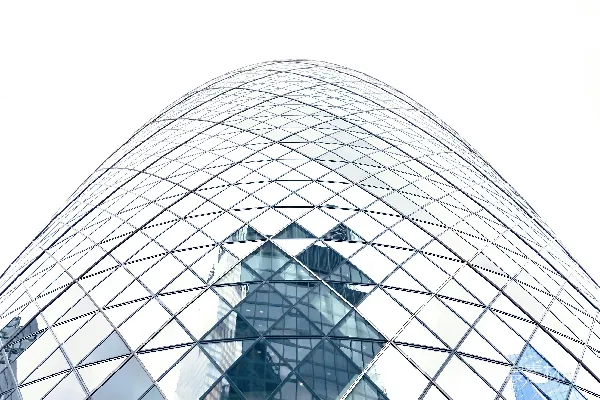 黑白相间的玻璃建筑