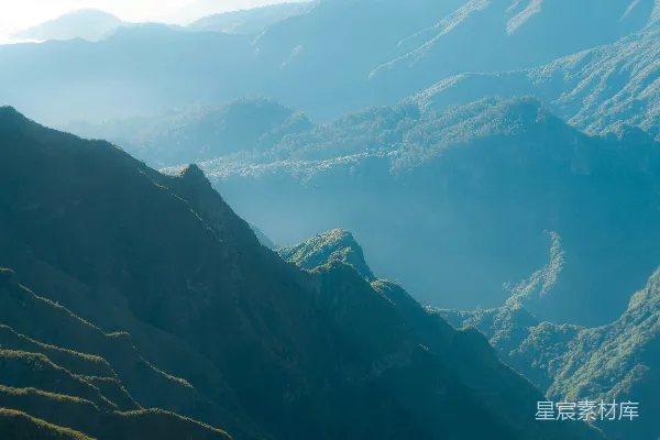 远处山脉的景色
