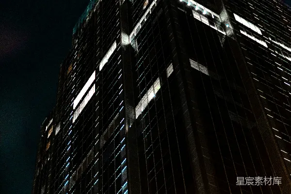 夜晚的灰色混凝土建筑