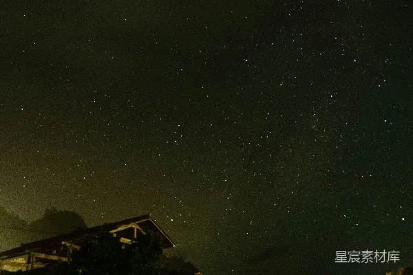 屋顶上闪耀的星空。