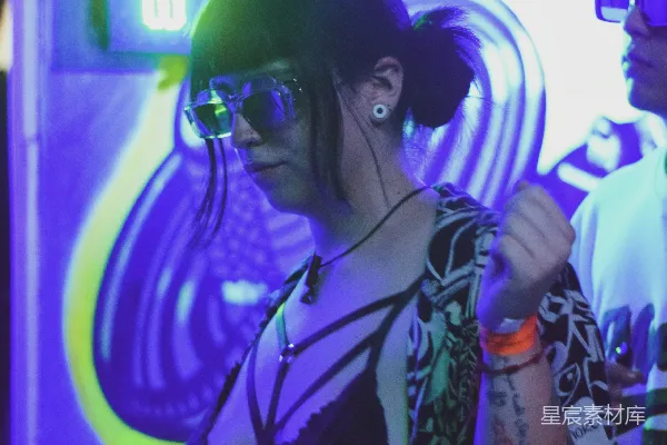夜店派对上一名女子在霓虹灯下跳舞