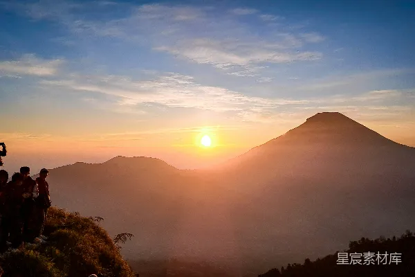 一群人在山顶上站立
