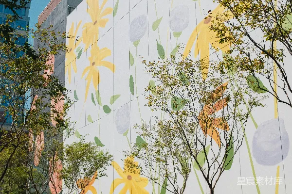 高清摄影 一座建筑物，其侧面有一幅壁画。