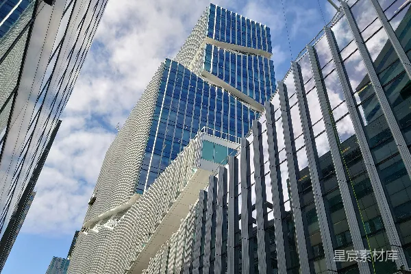 旁边有许多高建筑物的一座非常高大的建筑