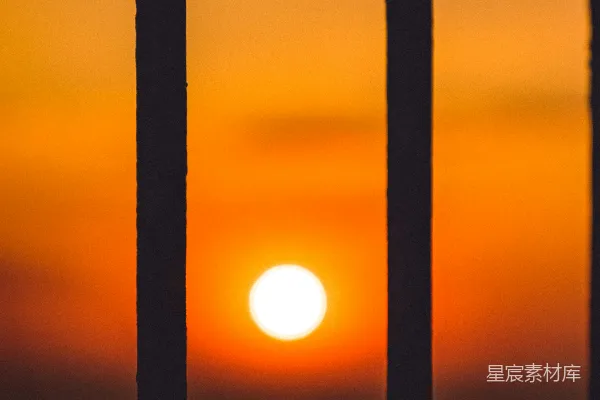 夕阳下窗的轮廓