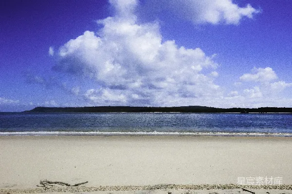 背景是大海的沙滩上有沙子。