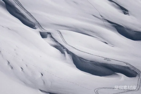 白雪皑皑