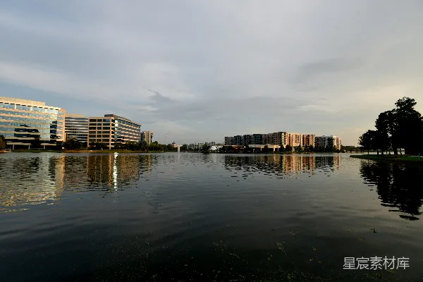 高清摄影 白天多云天空下，城市建筑物附近的水域
