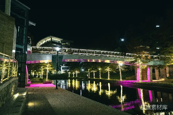 高清摄影 一座桥上有灯光，横跨在一片水域之上。