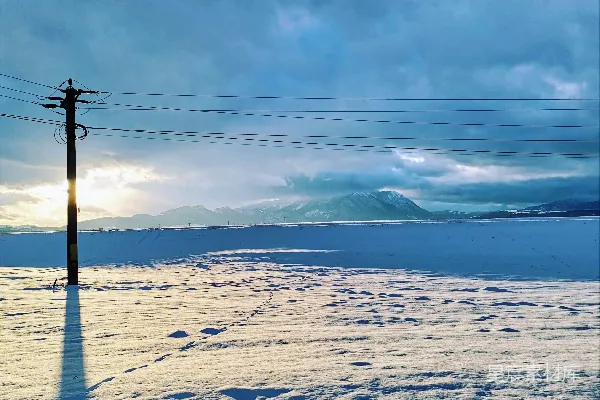 白天蓝天下白雪覆盖的山峦