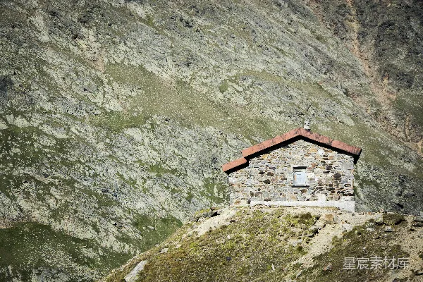 山上的砖瓦小屋