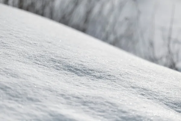 雪面上近景闪烁的纹理，背景模糊