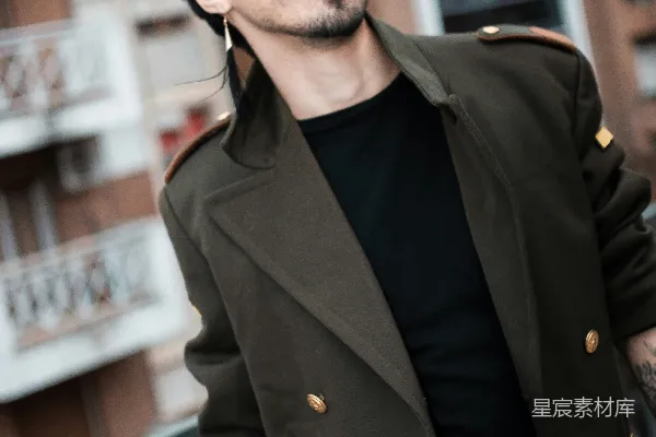 一个穿风衣的男人站在阳台上
