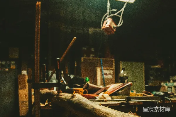 高清摄影 一个挂在房间天花板上的篮球框
