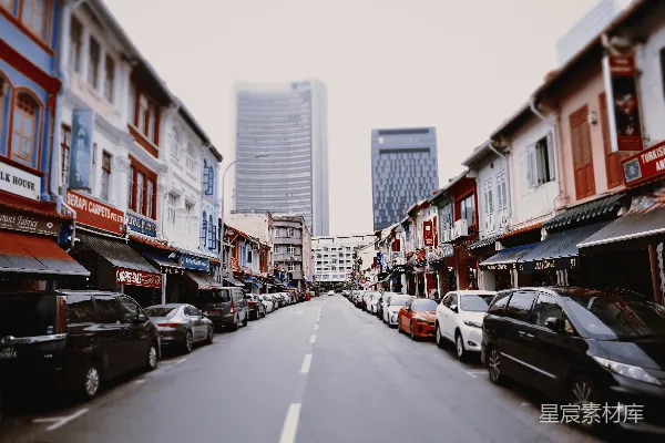 街道两旁排列着色彩斑斓的建筑和停着的汽车