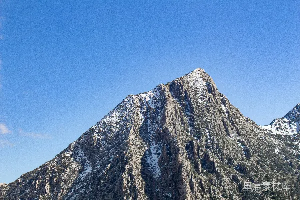 一座山顶有积雪的巨大山峰