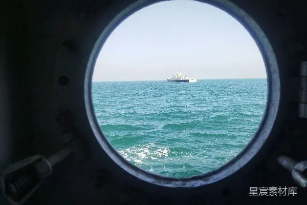 透过窗玻璃看到的海景