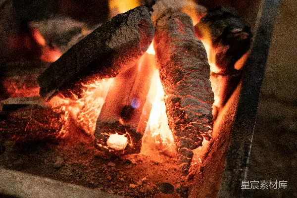 火盆中燃烧的特写镜头