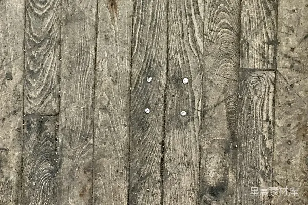 高清摄影 一张木制地板的特写，地板上有一些钉子。