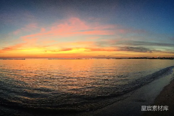 海滩上的太阳正落下水面
