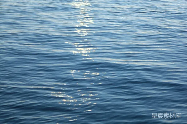 波光粼粼的蓝色海洋水面