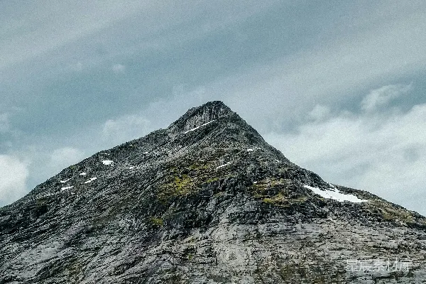 有雪的山