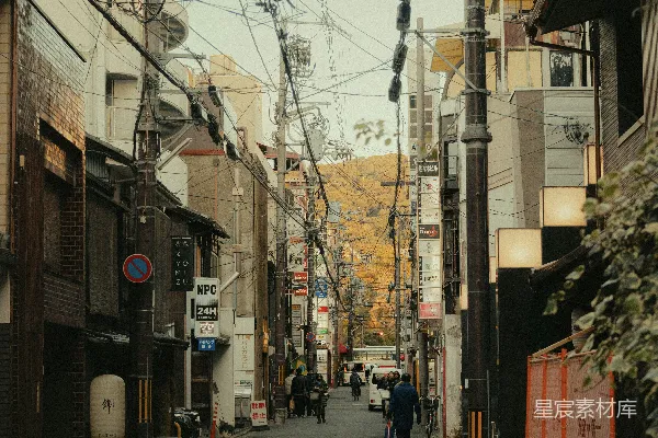 一条狭窄的街道上空缠绕着电线的城市。