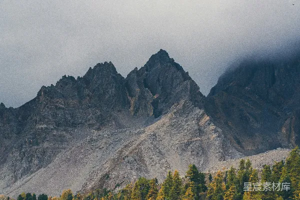 前景中有一道山峦。