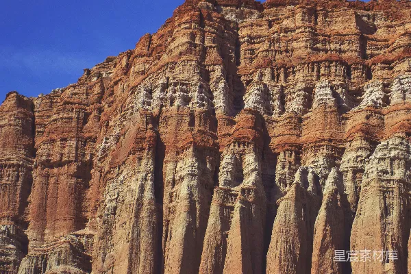 沙漠中一块巨大的岩 Formation 结构