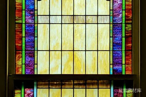 教堂中的 stained glass 窗户