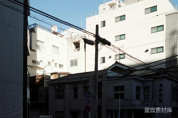 优步汽车停在街道上，背景是建筑物。
