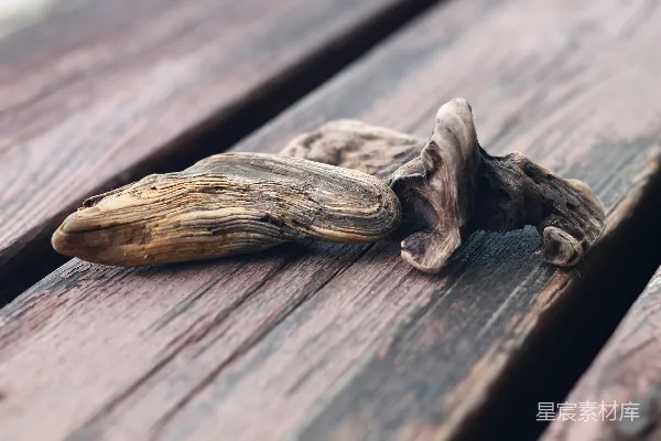 高清摄影 一块木头放在木凳上。