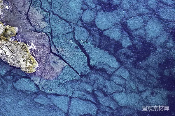 清澈蔚蓝的海洋水面俯视着岩石海岸的景象