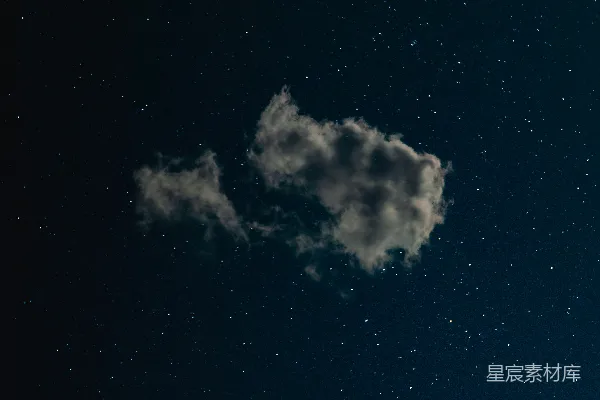 满天星斗与一片云彩的夜空